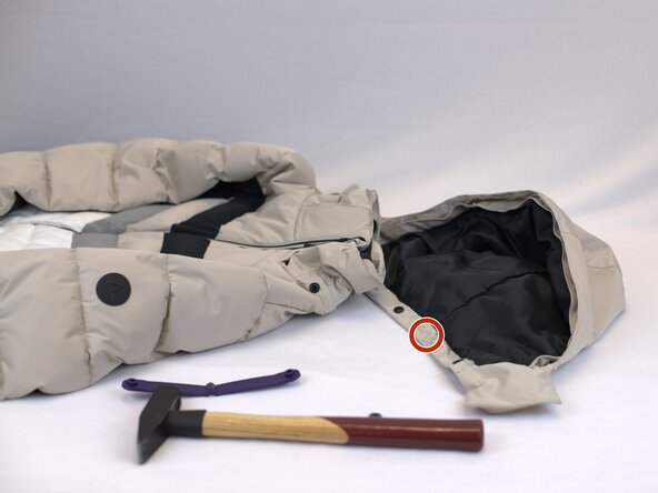 How to Replace the Button on a Ski Jacket, Locate the repair: Schritt 1, Bild 1 von 3