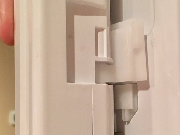 Replacing Spring in Refrigerator Door: crwdns2935265:04crwdnd2935265:02crwdnd2935265:02crwdne2935265:0