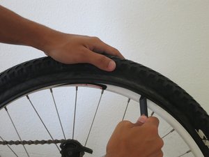 Comment coller une rustine pour réparer une chambre à air de vélo -  Tutoriel de réparation iFixit