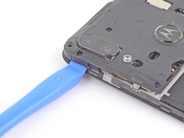 Motorola Moto E6 Plus Motherboard Replacement, Pry up the motherboard cover: crwdns2935265:012crwdnd2935265:03crwdnd2935265:03crwdne2935265:0