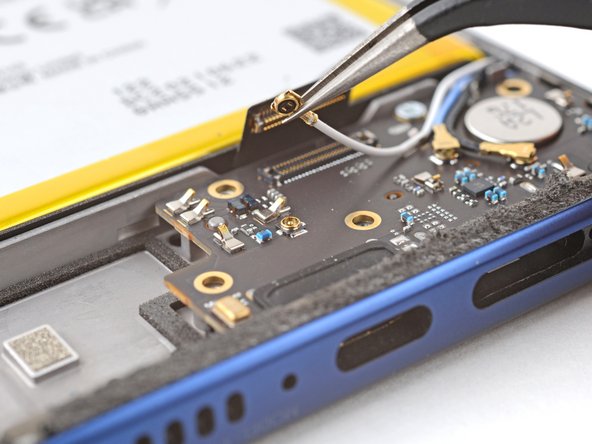 Motorola Edge 5G UW (2022) Screen Replacement, Disconnect the antenna cable: crwdns2935265:024crwdnd2935265:02crwdnd2935265:02crwdne2935265:0