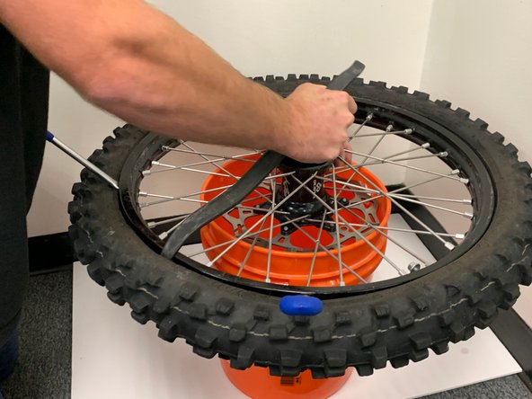 Dirt Bike Tire Spoke Replacement: crwdns2935265:05crwdnd2935265:02crwdnd2935265:03crwdne2935265:0