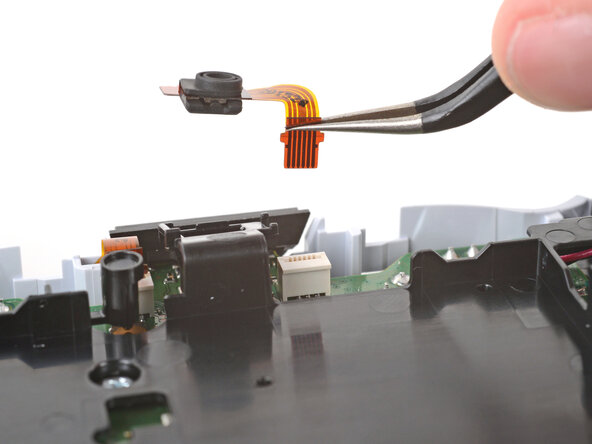 DualSense Controller V5 Buttons Replacement, Remove the lower microphone: crwdns2935265:018crwdnd2935265:02crwdnd2935265:02crwdne2935265:0