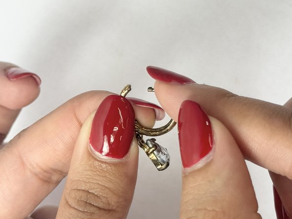 How to Repair a Broken Huggie Earring Clasp: crwdns2935265:05crwdnd2935265:02crwdnd2935265:03crwdne2935265:0