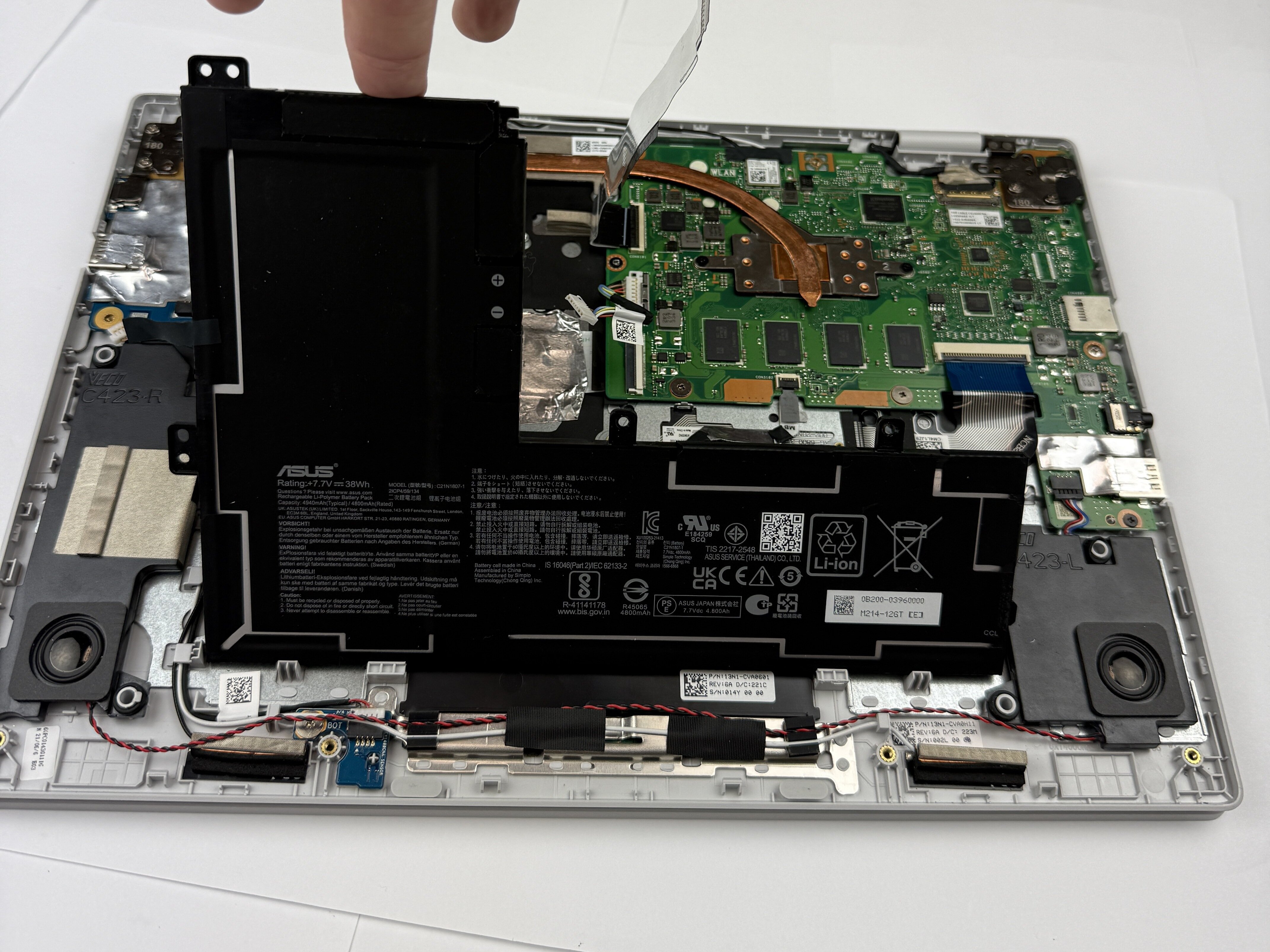 ASUS Chromebook CX1400CN バッテリーの交換 - iFixit 修理ガイド