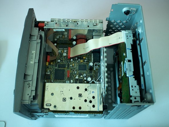 Porsche 997.1 PCM 2.1 Screen Replacement, Splitting the PCM top from the bottom: step 3, image 2 of 2