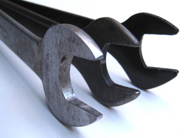 Power Drill Chuck Replacement, Twin Wrench Method: crwdns2935265:04crwdnd2935265:02crwdnd2935265:03crwdne2935265:0