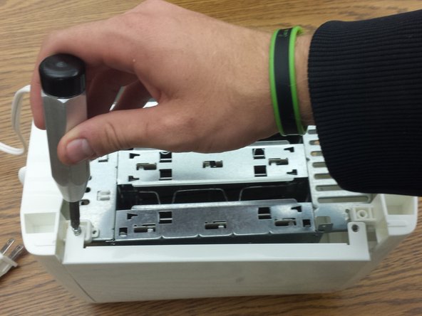 Proctor Silex® 2-Slice Extra Wide Slot Toaster Teardown, Remove housing screws: crwdns2935265:04crwdnd2935265:02crwdnd2935265:03crwdne2935265:0