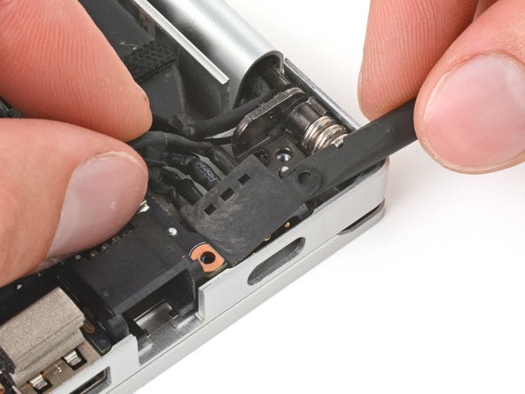 Razer Blade 15" (2020) Screen Replacement, Pry up the charging port: crwdns2935265:015crwdnd2935265:02crwdnd2935265:02crwdne2935265:0