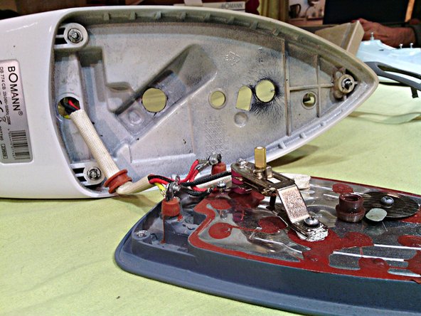 Bomann DB 774CB Iron, Stripping of the sole: crwdns2935265:03crwdnd2935265:02crwdnd2935265:02crwdne2935265:0