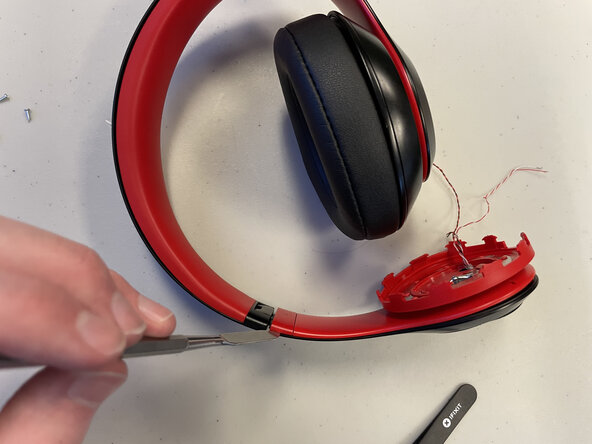 Beats Studio3 Wireless Bluetooth Board Replacement: step 10, image 1 of 2