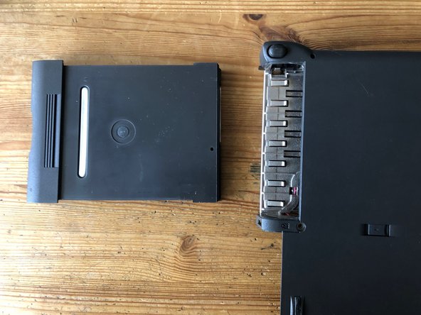 PowerBook 190cs teardown, floppy drive removal: passo 19, immagine 3 di 3