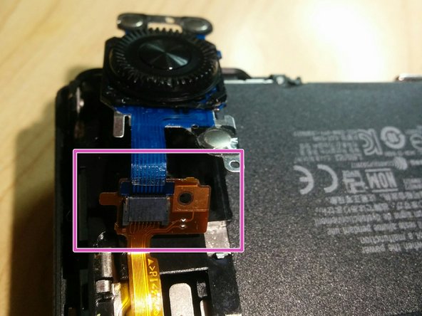 Sony Alpha 5100 Demontage, Het knoppenpaneel verwijderen: stap 7, afbeelding 3 van 3