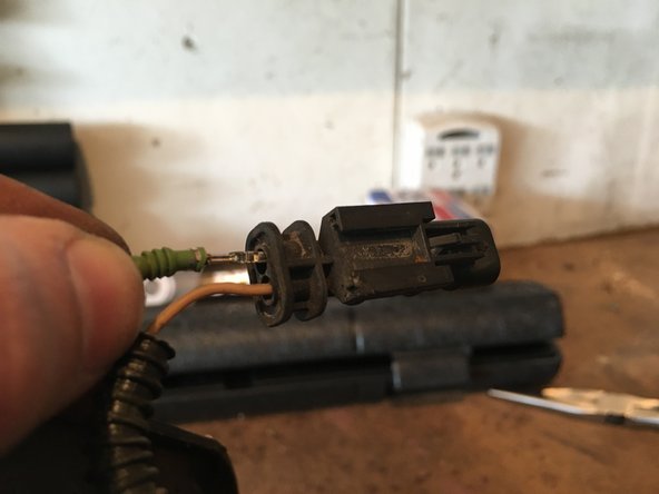 Chevrolet SS Sedan Rear Shock Absorber Replacement, De-pinning the Connector (part 2): crwdns2935265:017crwdnd2935265:02crwdnd2935265:03crwdne2935265:0