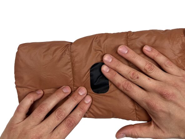 Réparer une doudoune à l’aide d'un patch adhésif, Poser le patch adhésif: étape 4, image 2 de 3