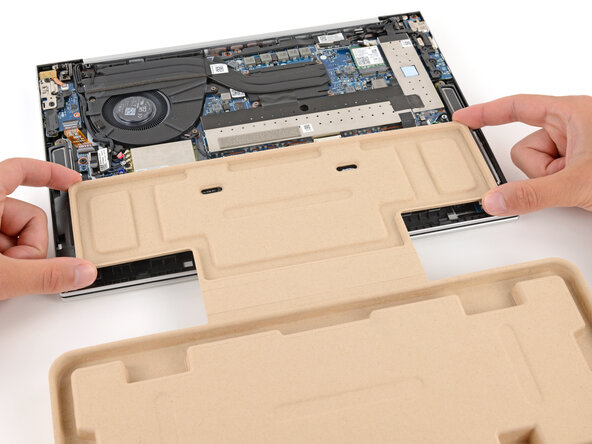 HP EliteBook 845 G9 Battery Replacement, Adhere the cardboard to the battery: crwdns2935265:010crwdnd2935265:02crwdnd2935265:03crwdne2935265:0