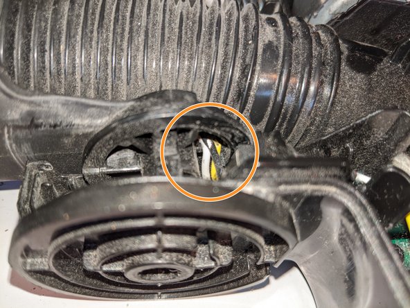 Shark IC160 ICZ160 P50 Floor Nozzle Teardown, Access to the hinge: crwdns2935265:06crwdnd2935265:01crwdnd2935265:03crwdne2935265:0