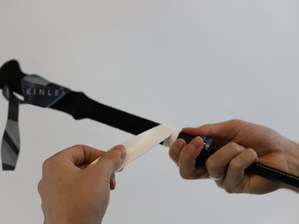 How to Grip a Hiking Pole, Wrap the tape: crwdns2935265:03crwdnd2935265:03crwdnd2935265:03crwdne2935265:0