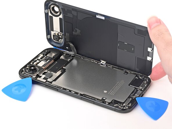 iPhone Air Back Glass Replacement, Swing open the back glass: crwdns2935265:014crwdnd2935265:02crwdnd2935265:03crwdne2935265:0
