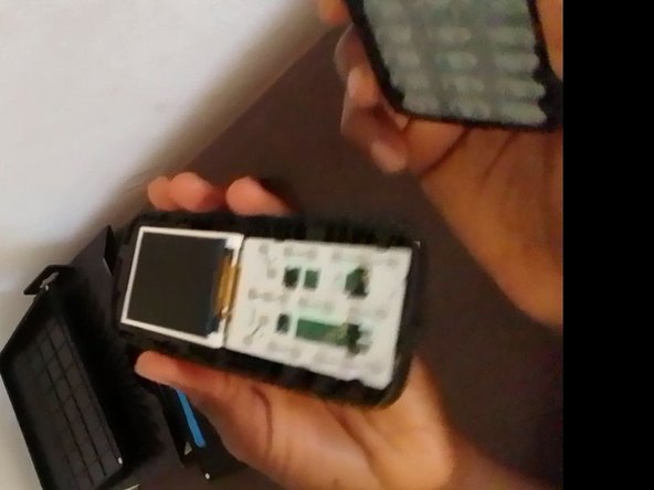 Itel 2163 Disassembly, Pry the Phone open: crwdns2935265:04crwdnd2935265:03crwdnd2935265:03crwdne2935265:0