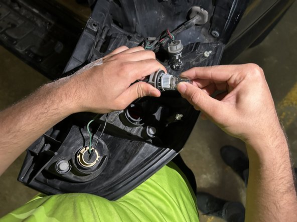 2000-2006 Acura MDX Brake Light Bulb Replacement: stap 7, afbeelding 1 van 3