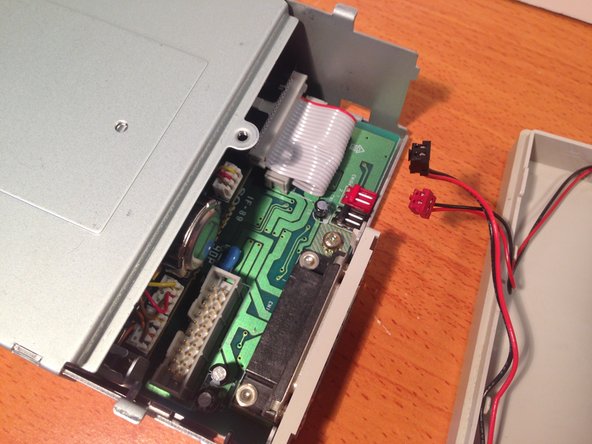 Apple 3.5 Drive External Floppy Drive Teardown, Disconnecting the Eject Button and Acvitity LED Cables From Main Board: crwdns2935265:06crwdnd2935265:02crwdnd2935265:03crwdne2935265:0
