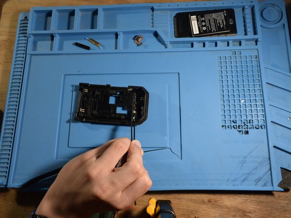 CAT S22 Teardown, remove the vibration motor (optional): crwdns2935265:03crwdnd2935265:02crwdnd2935265:03crwdne2935265:0