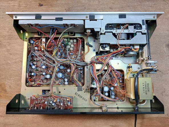 Vue éclatée platine cassette Thomson DK 700 T, Dépose du capot: étape 2, image 2 de 2