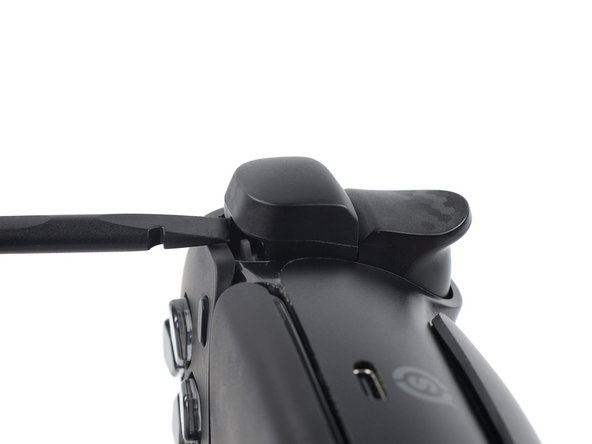 Scuf Reflex L1 and R1 Bumper Replacement, Pry up the L1 bumper: crwdns2935265:03crwdnd2935265:03crwdnd2935265:03crwdne2935265:0