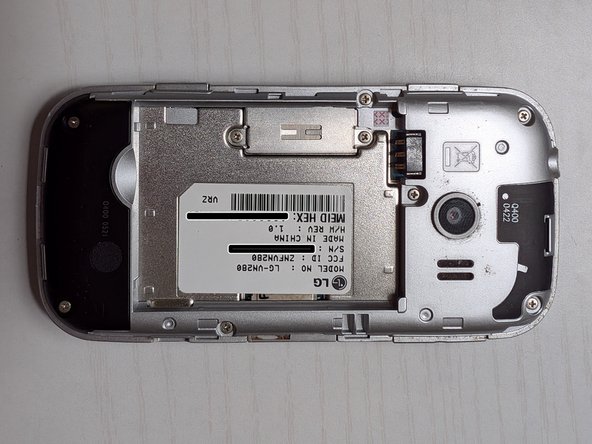 LG Extravert 2 Teardown, Remove the battery: crwdns2935265:02crwdnd2935265:02crwdnd2935265:02crwdne2935265:0