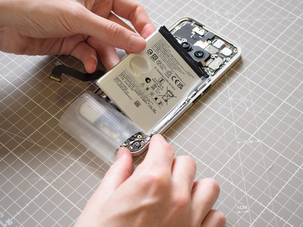 Nothing Phone (2a) Battery Replacement, Place new battery: crwdns2935265:020crwdnd2935265:02crwdnd2935265:03crwdne2935265:0