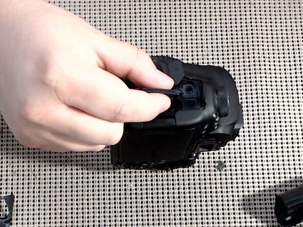 Canon EOS 6D Mark II DC/DC Power Board Replacement, Remove I/O bezel: passo 3, imagem 1 %32