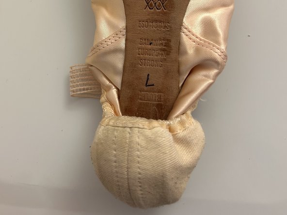 How to Sew New Elastics on Pointe Shoes: crwdns2935265:05crwdnd2935265:02crwdnd2935265:03crwdne2935265:0