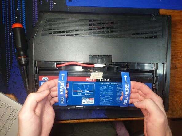 APC Back-UPS Pro 1000 S Teardown, Remove Battery: crwdns2935265:03crwdnd2935265:01crwdnd2935265:03crwdne2935265:0