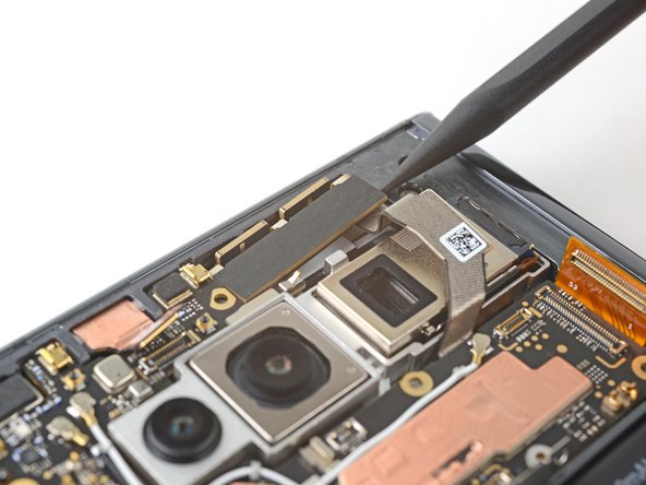 Google Pixel Fold 5G mmWave Antenna Replacement, Separate the adhesive: étape 35, image 2 de 3