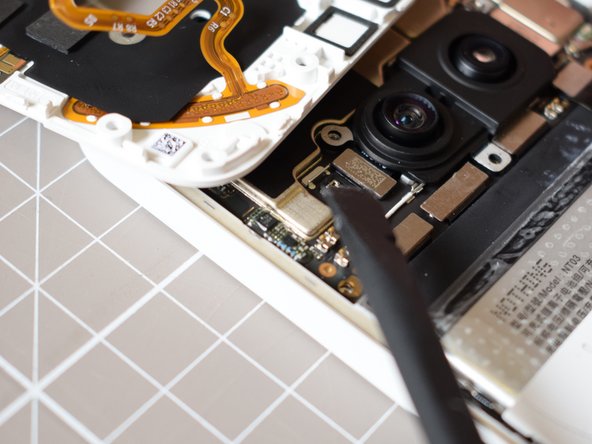 Nothing Phone (2a) Battery Replacement, Pop out the metal cover on the Glyph flex cable: crwdns2935265:09crwdnd2935265:03crwdnd2935265:03crwdne2935265:0