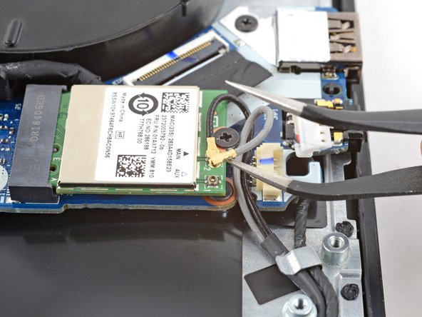 Lenovo Legion Y7000P Speakers Replacement, Disconnect the Wi-Fi card cables: crwdns2935265:015crwdnd2935265:02crwdnd2935265:03crwdne2935265:0