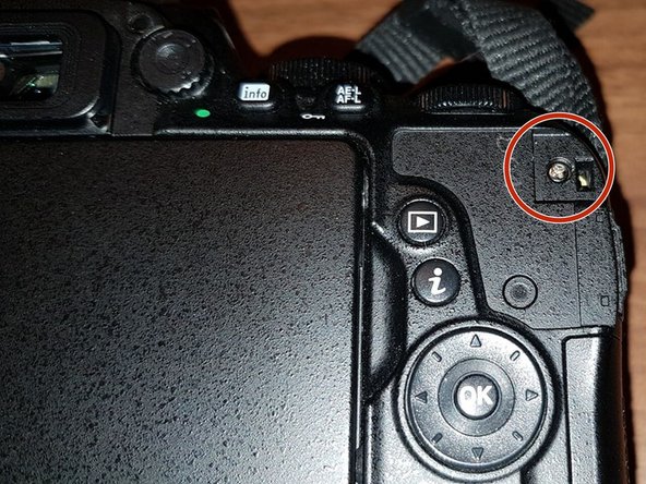 Nikon D5500 Rückabdeckung austauschen, Untere Schraube entfernen: Schritt 3, Bild 2 von 2