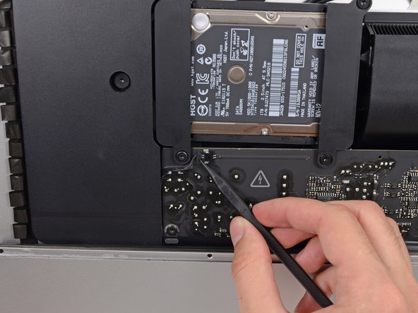 iMac Intel 21.5" EMC 2889 Left Speaker Replacement: crwdns2935265:031crwdnd2935265:02crwdnd2935265:03crwdne2935265:0