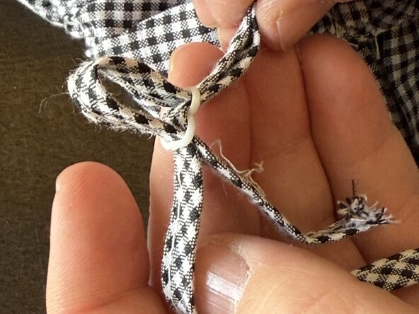 How to Fix a Dress Strap With a Clasp, How to Fix a Dress Strap With a Clasp: Schritt 1, Bild 3 von 3