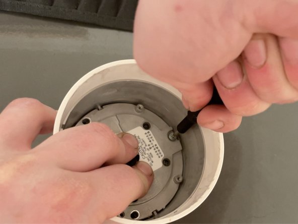 Nest IQ Outdoor Camera Module Disassembly, Remove Speaker Module Screws: 手順 13、 3の画像 2