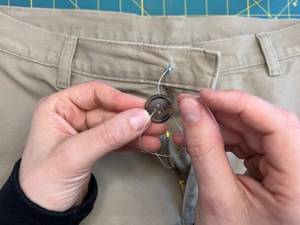 Sew a Button onto Heavy Fabric, Make the first stitches: crwdns2935265:05crwdnd2935265:02crwdnd2935265:03crwdne2935265:0