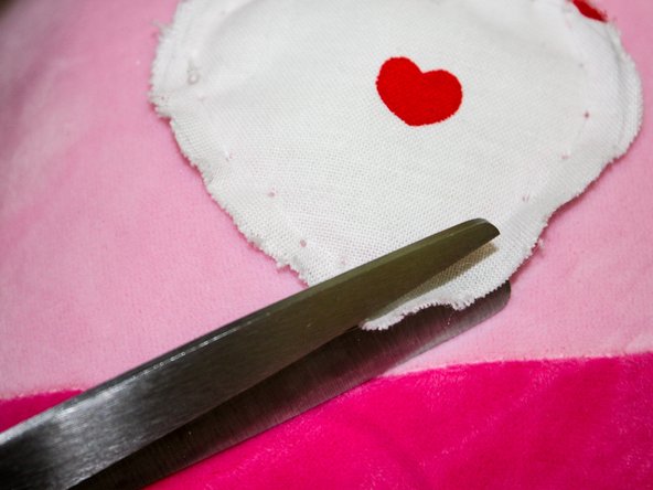 How to Patch a Hole on a Stuffed Toy: passo 8, immagine 2 di 2