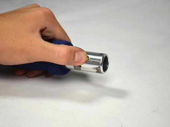 JD Razor 2000 Fastening Button on Handle Bar Replacement, Depressing the Button: crwdns2935265:04crwdnd2935265:02crwdnd2935265:02crwdne2935265:0