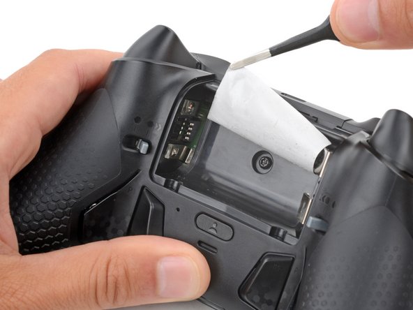 Scuf Instinct Pro Buttons Replacement, Peel up the battery sticker: stap 6, afbeelding 3 van 3
