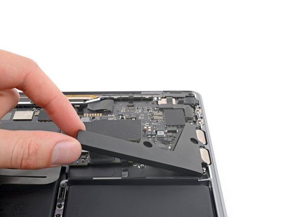 MacBook Pro 13" 2022 (M2) Lautsprecher tauschen, Rechten Lautsprecher entfernen: Schritt 20, Bild 2 von 3