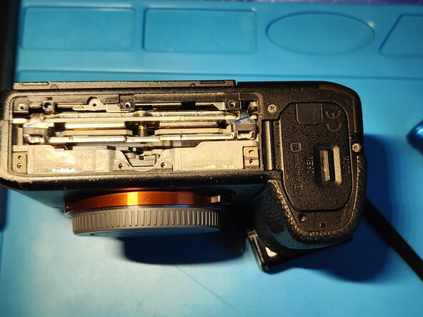 Sony A7 II Top Flex Cable replacement, Removing the tripod mount plate: crwdns2935265:04crwdnd2935265:03crwdnd2935265:03crwdne2935265:0