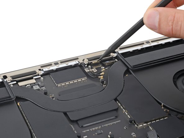 MacBook Pro 16" 2023 Logic Board and Heatsink Removal, Disconnect the display: stap 0, afbeelding 2 van 3