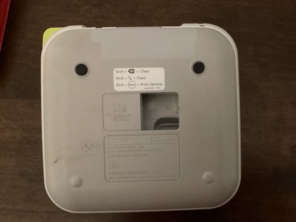 Brother PT-210 Battery Replacement, Back Cover: crwdns2935265:01crwdnd2935265:02crwdnd2935265:03crwdne2935265:0
