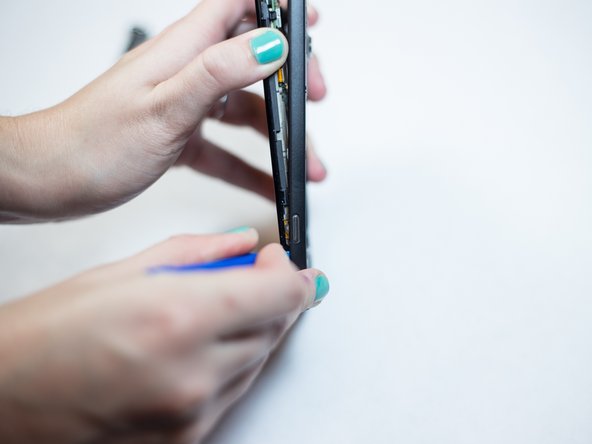 Huawei Ascend W1 Motherboard Replacement, Removing the rest of the middle cover.: crwdns2935265:07crwdnd2935265:02crwdnd2935265:03crwdne2935265:0